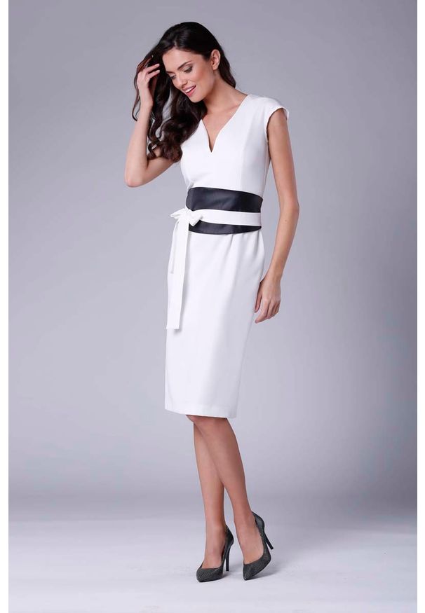 Nommo - Ecru Elegancka Ołówkowa Sukienka Midi z Zaznaczoną Talią. Materiał: poliester, wiskoza. Typ sukienki: ołówkowe. Styl: elegancki. Długość: midi