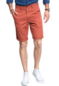 Wrangler - SPODENKI MĘSKIE WRANGLER CHINO SHORTS SPICE W14MLL89T. Materiał: materiał. Wzór: aplikacja