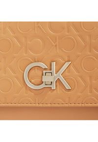 Calvin Klein Torebka Re-Lock Ew Conv Crossbody-Emb K60K611533 Brązowy. Kolor: brązowy. Materiał: skórzane