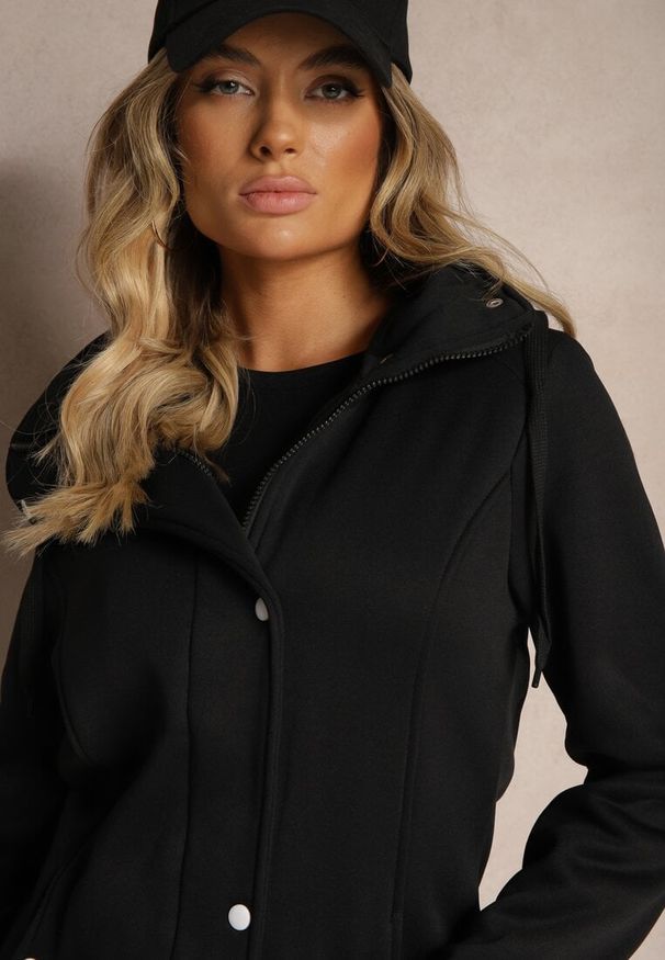 Renee - Czarna Bluza z Dodatkiem Bawełny o Długim Kroju z Kapturem Zapinana na Napy Coriora. Okazja: na co dzień. Typ kołnierza: kaptur. Kolor: czarny. Materiał: bawełna. Długość: długie. Styl: casual