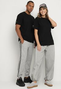 Born2be - Czarna Koszulka o Klasycznym Kroju z Tłoczonym Napisem Voetia. Okazja: na co dzień. Kolor: czarny. Materiał: jeans. Wzór: napisy. Styl: klasyczny #6