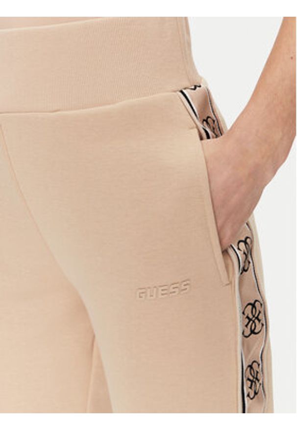Guess Spodnie dresowe V2YB15 KB3P2 Beżowy Regular Fit. Kolor: beżowy. Materiał: bawełna