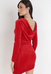 Born2be - Czerwona Sukienka Rhodelle. Kolor: czerwony. Długość rękawa: długi rękaw. Wzór: aplikacja. Typ sukienki: dopasowane. Styl: klasyczny, elegancki. Długość: mini #1