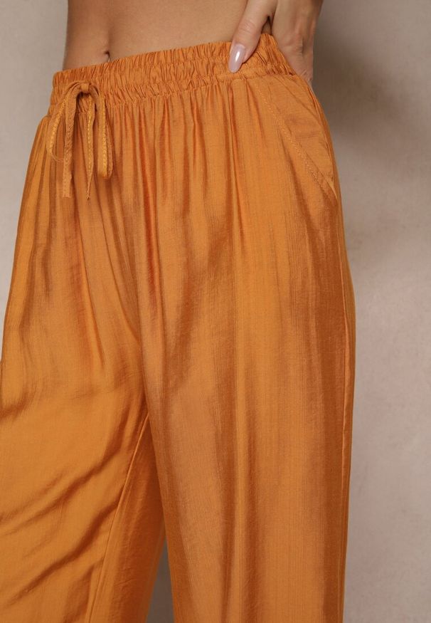 Renee - Pomarańczowe Spodnie z Wiskozy High Waist o Szerokim Kroju Divlise. Okazja: na co dzień. Stan: podwyższony. Kolor: pomarańczowy. Materiał: wiskoza. Styl: elegancki, casual
