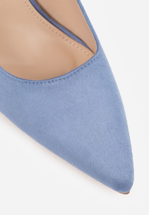 Renee - Niebieskie Czółenka na Słupku Ozdobione Paskiem i Metaliczną Aplikacją Lannethe. Okazja: na randkę. Zapięcie: pasek. Kolor: niebieski. Wzór: aplikacja. Obcas: na słupku. Styl: klasyczny