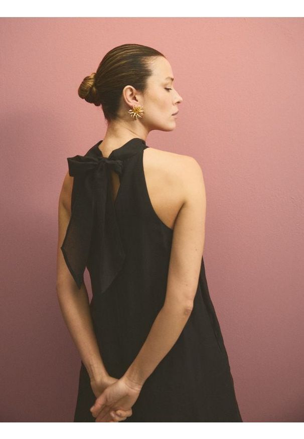 Reserved - Sukienka mini z lyocellem - czarny. Kolor: czarny. Materiał: tkanina. Długość: mini