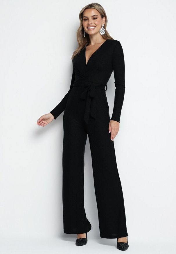 Born2be - Czarny Kombinezon z Wiskozą Kopertowym Dekoltem i Materiałowym Paskiem Miathalise. Okazja: na spotkanie biznesowe. Kolor: czarny. Materiał: materiał, wiskoza. Długość: długie. Styl: biznesowy