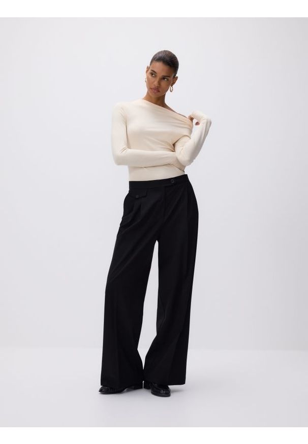 Reserved - Bluzka z ozdobnym marszczeniem - kremowy. Kolor: kremowy. Materiał: dzianina, wiskoza. Wzór: gładki