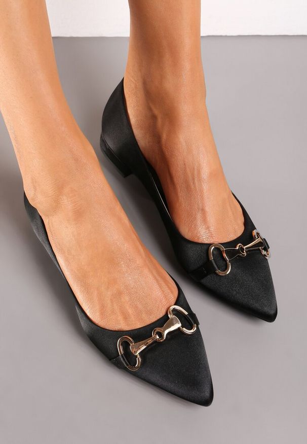 Born2be - Czarne Satynowe Balerinki z Metalową Ozdobą Persefa. Kolor: czarny. Materiał: satyna. Wzór: aplikacja. Styl: elegancki