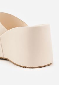 Renee - Beżowe Klapki Chunky na Koturnie i Platformie Aezyla. Kolor: beżowy. Materiał: jeans. Sezon: lato. Obcas: na koturnie. Styl: street #2