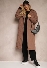 Renee - Brązowy Długi Płaszcz Kurtka Ozdobiona Pikowaniem Hamid. Kolor: brązowy. Długość: długie. Wzór: aplikacja #3