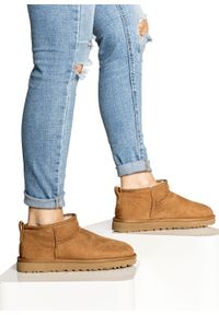 Ugg - Buty zimowe damskie UGG W Classic Ultra Mini (1116109-CHE). Okazja: na spacer, na co dzień. Wysokość cholewki: przed kostkę. Kolor: brązowy. Materiał: materiał, jeans, wełna, zamsz. Szerokość cholewki: normalna. Sezon: zima. Styl: casual, elegancki, klasyczny