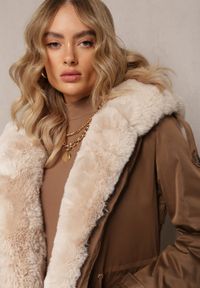 Renee - Brązowa Długa Kurtka Parka Nylonowa Płaszcz z Futrzanymi Wstawkami Rinale. Kolor: brązowy. Materiał: nylon, futro. Długość: długie #5