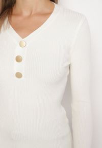 Born2be - Biały Sweter z Bawełną z Prążkowanego Materiału Ozdobiony Guzikami Zinfera. Okazja: na co dzień. Typ kołnierza: dekolt w serek. Kolor: biały. Materiał: bawełna, prążkowany, materiał. Wzór: aplikacja. Styl: casual, klasyczny #5