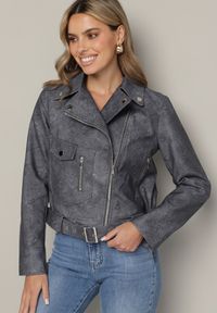 Born2be - Szara Kurtka Ramoneska z Kieszeniami i Paskiem z Klamrą Polvila. Okazja: na co dzień. Kolor: szary. Materiał: jeans. Długość rękawa: długi rękaw. Długość: długie. Styl: elegancki, casual, rockowy, klasyczny #3