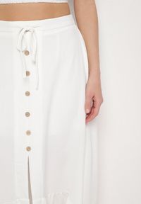 Born2be - Biała Asymetryczna Spódnica z Falbanami i Ozdobnymi Guzikami Marolana. Okazja: na co dzień. Kolor: biały. Wzór: gładki. Styl: elegancki, casual #7