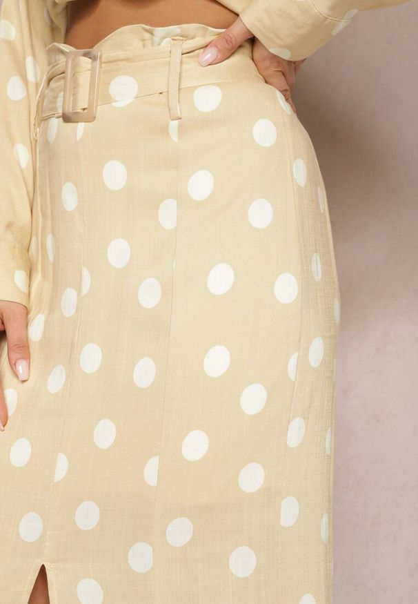 Renee - Beżowa Spódnica Midi z Wysokim Stanem i Paskiem w Kropki Fiunea. Stan: podwyższony. Kolor: beżowy. Wzór: kropki. Sezon: lato