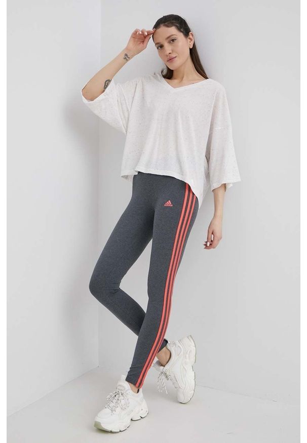 Adidas - adidas legginsy HD1831 damskie kolor szary melanżowe. Stan: podwyższony. Kolor: szary. Materiał: bawełna, materiał, dzianina. Wzór: melanż