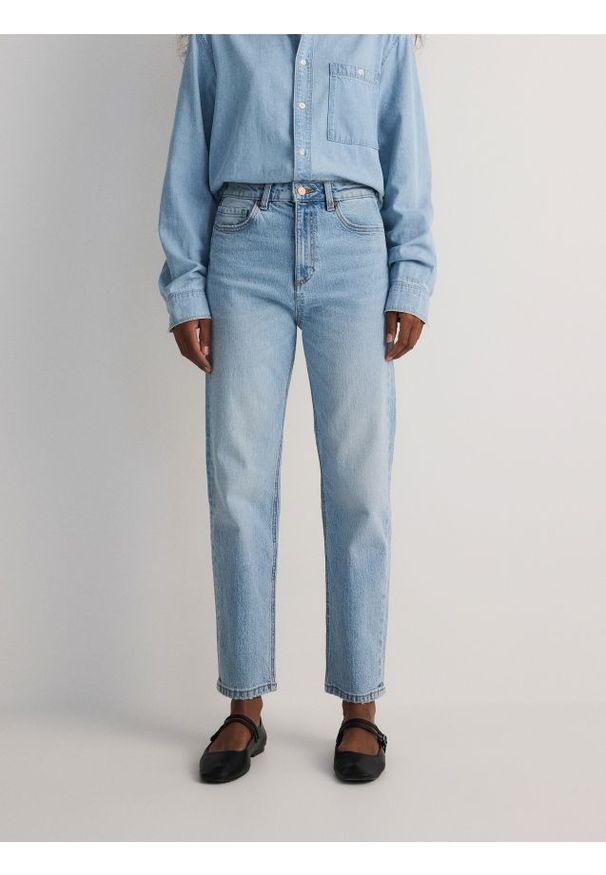 Reserved - Jeansy mom fit slim - niebieski. Kolor: niebieski