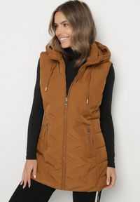 Born2be - Brązowa Przejściowa Kamizelka o Taliowanym Kroju z Kapturem Olendra. Okazja: na co dzień, na spacer. Typ kołnierza: kaptur. Kolor: brązowy. Materiał: poliester, jeans. Styl: klasyczny, casual, sportowy #1