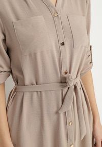 Born2be - Ciemnobeżowa Koszulowa Sukienka z Materiałowym Paskiem Vivinara. Okazja: na co dzień, na imprezę. Kolor: beżowy. Materiał: materiał. Typ sukienki: koszulowe. Styl: casual, elegancki #3