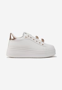 Renee - Biało-Złote Sneakersy na Platformie Ozdobione Biżuteryjnymi Broszkami Anirakis. Kolor: biały. Wzór: aplikacja. Obcas: na platformie #4