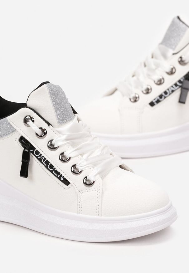 Born2be - Białe Sneakersy na Niskim Koturnie z Brokatem Dalisva. Okazja: na co dzień. Nosek buta: okrągły. Zapięcie: sznurówki. Kolor: biały. Materiał: jeans, materiał. Szerokość cholewki: normalna. Obcas: na koturnie. Wysokość obcasa: średni