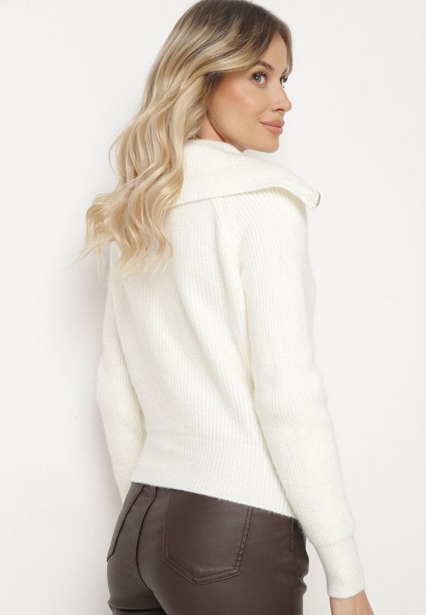 Born2be - Biały Kardigan Dzianiny z Wełną z Golfem Zapinany na Suwak Zinellia. Okazja: na co dzień. Typ kołnierza: golf. Kolor: biały. Materiał: dzianina, wełna. Długość rękawa: długi rękaw. Długość: długie. Styl: casual, klasyczny