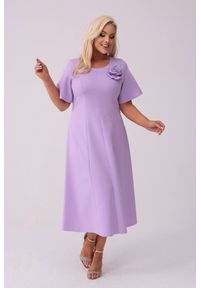 Moda Size Plus Iwanek - Elegancka sukienka Doris na wesele w odcieniach lawendy PLUS SIZE XXL. Okazja: na wesele, na ślub cywilny. Kolekcja: plus size. Materiał: tkanina, elastan, poliester, materiał. Długość rękawa: krótki rękaw. Wzór: gładki, aplikacja, kwiaty. Typ sukienki: dla puszystych. Styl: elegancki. Długość: midi