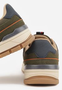 Born2be - Ciemnobeżowe Buty Sportowe Sneakersy Ozdobione Tłoczeniem i Napisami Hermala. Okazja: na co dzień. Kolor: beżowy. Materiał: jeans. Wzór: aplikacja, napisy #5