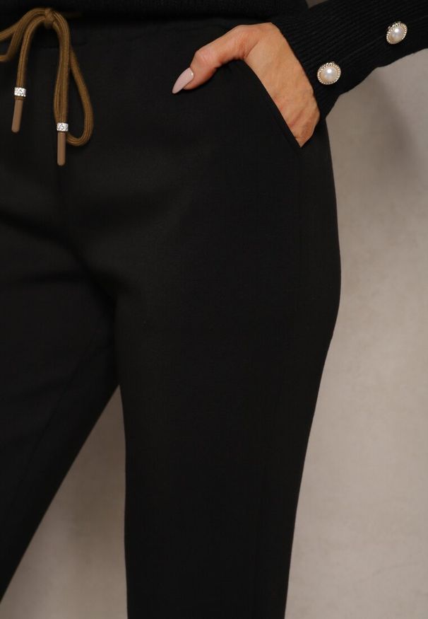 Renee - Czarne Dresowe Spodnie z Gumkami na Nogawkach i Troczkiem w Pasie Tiralee. Okazja: na co dzień. Kolor: czarny. Materiał: dresówka. Styl: casual, elegancki