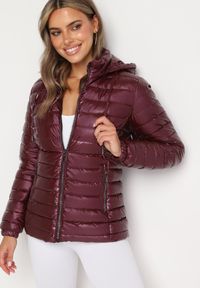 Born2be - Bordowa Pikowana Kurtka Wykończona Odpinanym Kapturem i Gumką przy Rękawach Mivisea. Okazja: na co dzień. Kolor: czerwony. Materiał: jeans. Styl: casual #4