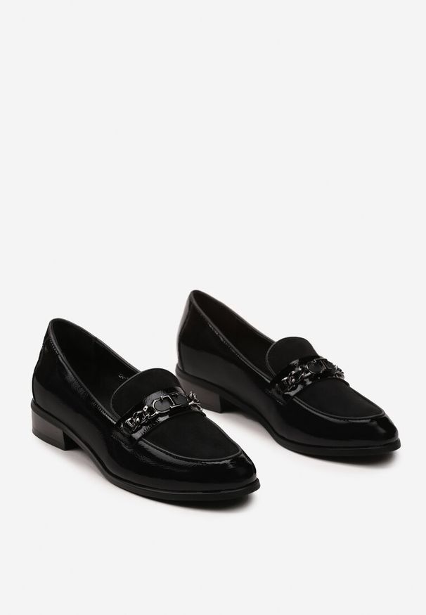 Renee - Czarne Lakierowane Mokasyny w Stylu Loafersów z Klamrą i Skórzaną Wkładką Darnifa. Zapięcie: klamry. Kolor: czarny. Materiał: lakier, skóra. Wzór: aplikacja. Obcas: na obcasie. Styl: elegancki, klasyczny. Wysokość obcasa: średni
