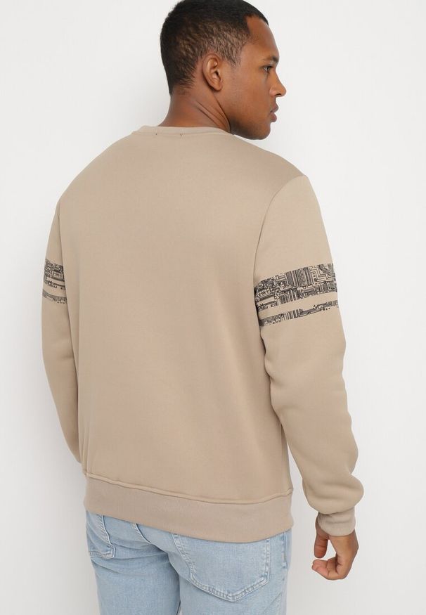 Born2be - Ciemnobeżowa Bluza z Bawełną Ozdobiona Nadrukiem Lulisa. Okazja: na spotkanie biznesowe, do pracy, na co dzień. Kolor: beżowy. Materiał: bawełna. Długość rękawa: długi rękaw. Długość: długie. Wzór: aplikacja, nadruk. Styl: elegancki, casual, biznesowy