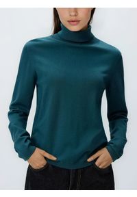 Reserved - Golf z wiskozą - morski. Typ kołnierza: golf. Kolor: morski. Materiał: wiskoza