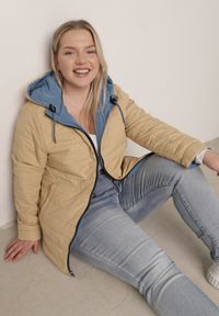 Born2be - Niebiesko-Beżowa Przejściowa Kurtka Dwustronna o Kroju Parki z Pikowaniem Wewnątrz Zidelle. Typ kołnierza: kaptur. Kolor: niebieski. Materiał: poliester, jeans. Styl: sportowy #3