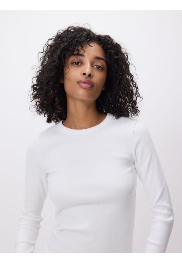 Reserved - Longsleeve w prążek - złamana biel. Materiał: bawełna. Długość rękawa: długi rękaw. Wzór: prążki