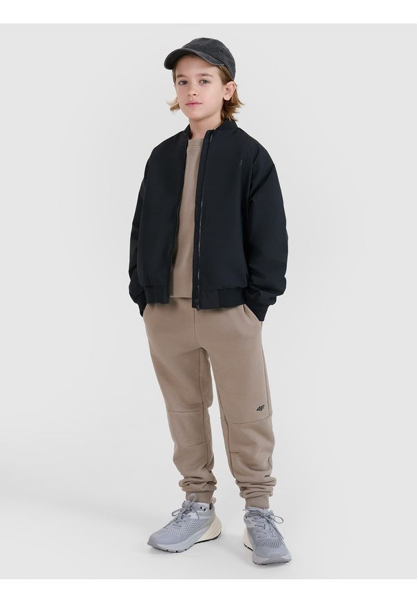 4f - 4F Kurtka przejściowa bomberka chłopięca - czarna 152 (11-12 lat). Okazja: na co dzień. Typ kołnierza: bez kaptura, kołnierzyk stójkowy. Kolor: czarny. Materiał: tkanina, materiał, dzianina, syntetyk. Wzór: gładki. Sezon: lato. Styl: casual, sportowy, klasyczny
