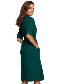 Stylove - Sukienka koszulowa z paskiem kołnierzem i dużymi kieszeniami zielona. Okazja: do pracy, na spotkanie biznesowe. Kolor: zielony. Typ sukienki: koszulowe. Styl: biznesowy, wizytowy