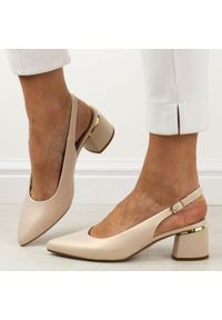 Beżowe czółenka damskie na obcasie bez pięty Sergio Leone sk175. Okazja: na wesele, na spotkanie biznesowe, na ślub cywilny. Zapięcie: sprzączka. Kolor: beżowy. Materiał: skóra. Sezon: wiosna, lato. Obcas: na obcasie. Styl: elegancki, klasyczny, biznesowy. Wysokość obcasa: średni #1