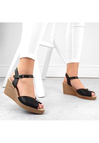 Skórzane sandały damskie na koturnie z ozdobą czarne Filippo DS6026. Kolor: czarny. Materiał: skóra. Wzór: aplikacja. Obcas: na koturnie #7