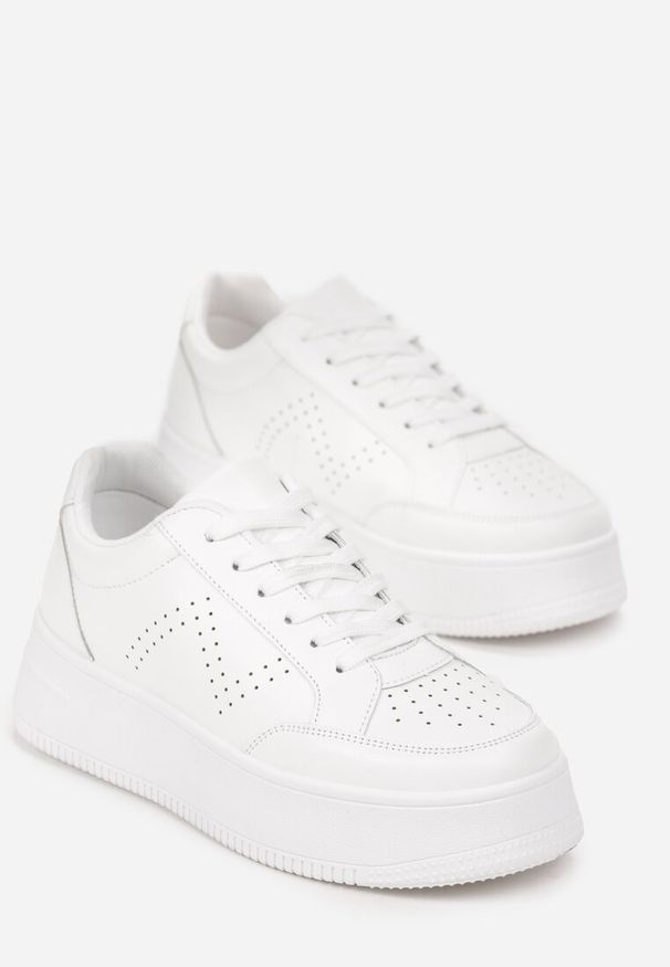Renee - Białe Sneakersy z Perforacją na Platformie Treresa. Kolor: biały. Obcas: na platformie