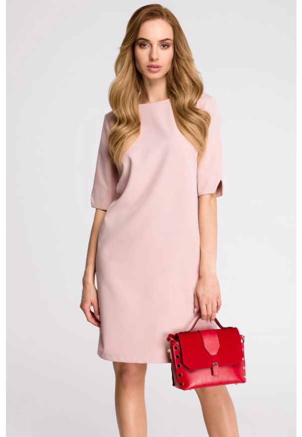 Sukienki.shop - Elegancka sukienka trapezowa midi z dekoltem V z tyłu różowa. Kolor: różowy. Typ sukienki: trapezowe. Styl: elegancki. Długość: midi