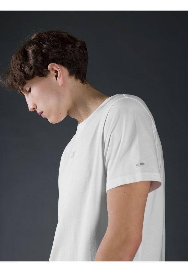 4f - T-shirt regular z bawełny organicznej męski 4F x Robert Lewandowski. Kolor: biały. Materiał: bawełna. Długość: długie. Wzór: nadruk, aplikacja