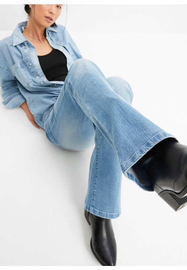 bonprix - Dżinsy o kroju bootcut, mid waist, ze stretchem. Kolor: niebieski