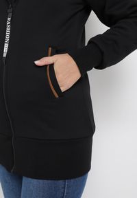 Born2be - Czarna Długa Bluza z Ozdobnymi Taśmami Ocieplona Savabe. Kolor: czarny. Materiał: dzianina. Długość: długie. Sezon: zima