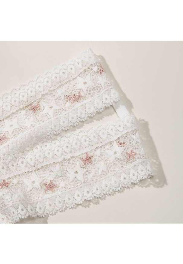 Intica - Koronkowe majtki z podwójną gumką dla optymalnego wsparcia Hrissoula. Kolor: biały. Materiał: koronka. Wzór: koronka