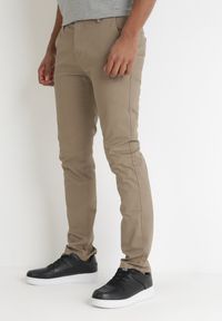 Born2be - Ciemnobeżowe Bawełniane Spodnie z Prostymi Nogawkami Sonisa. Kolor: beżowy. Materiał: bawełna. Długość: długie #1
