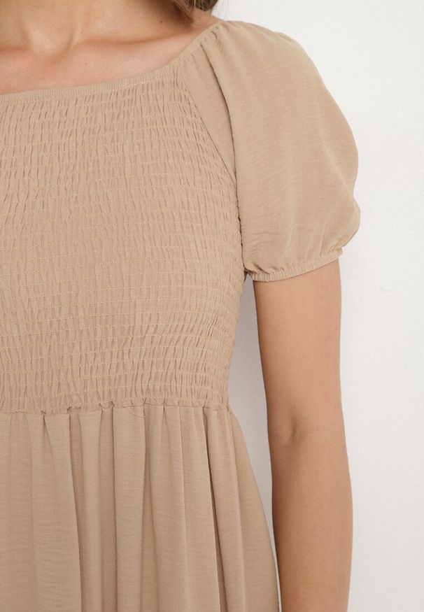 Born2be - Beżowa Rozkloszowana Sukienka z Dekoltem Typu Hiszpanka z Marszczeniem Lumorice. Okazja: na co dzień. Typ kołnierza: dekolt hiszpanka. Kolor: beżowy. Styl: elegancki, casual