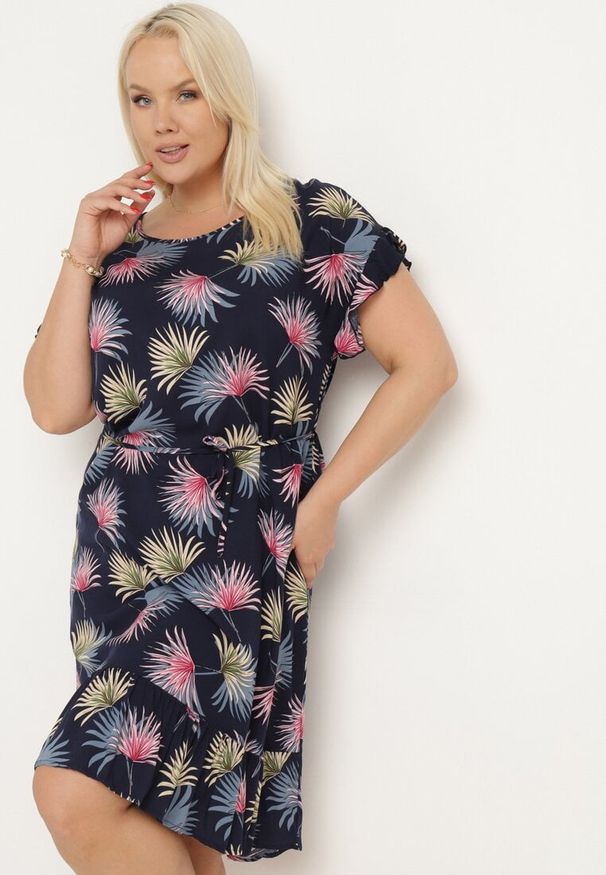 Born2be - Granatowo-Różowa Bawełniana Sukienka z Florystycznym Motywem i Wiązaniem w Talii Rissani. Okazja: na randkę. Kolor: niebieski. Materiał: bawełna. Sezon: lato